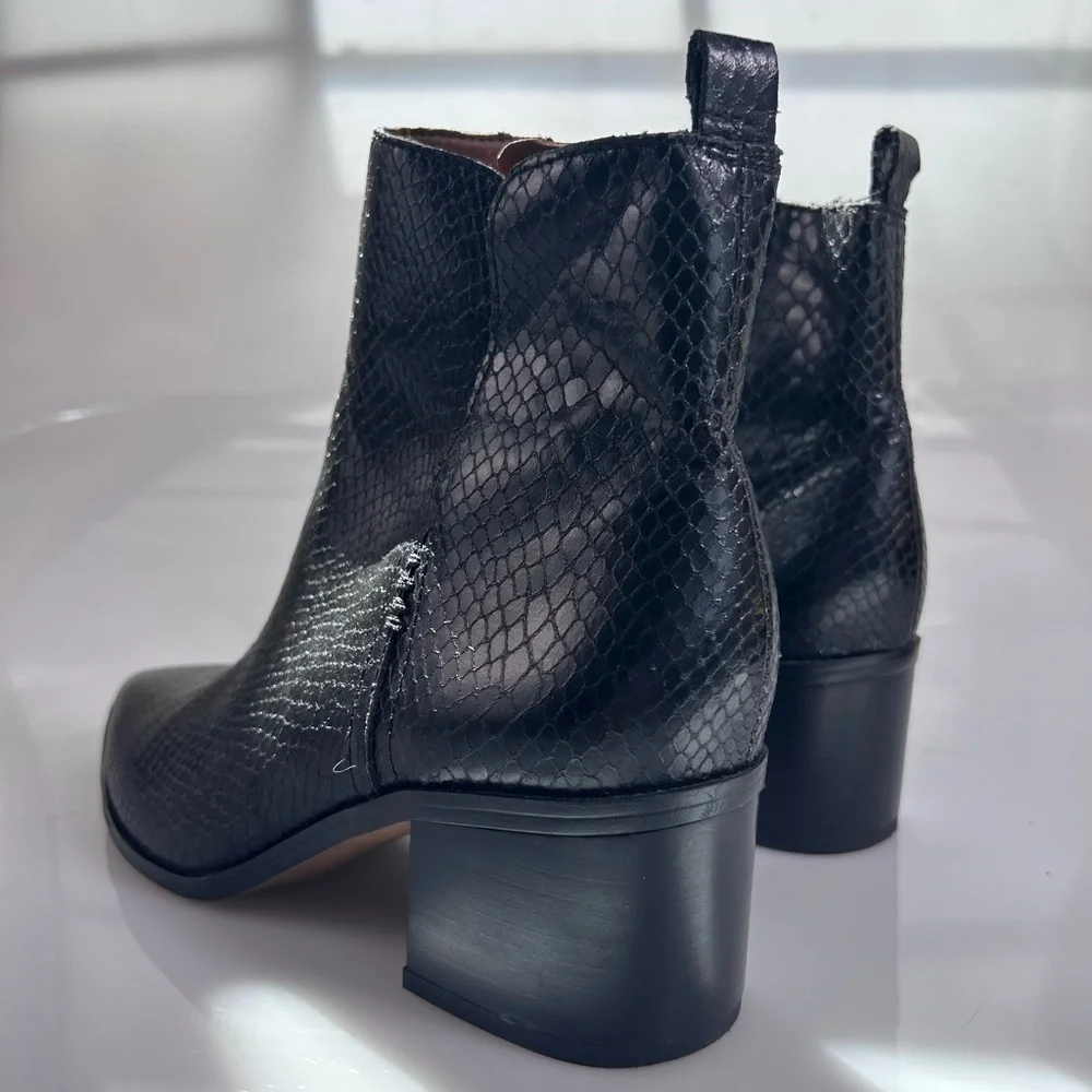 Womens Black leather Snakeskin Embossed Boot Size 6.5